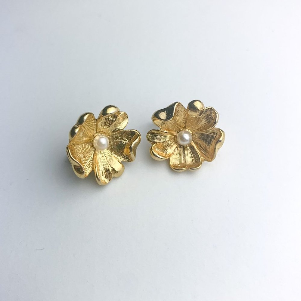 Vintage 70s bright gold tone flower clip on earrings with pearl centers